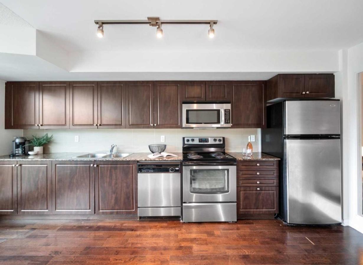 Cn Tower View With Free Parking, Pool, & More Amenities Toronto Exterior photo