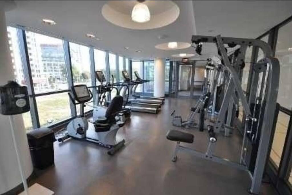 Cn Tower View With Free Parking, Pool, & More Amenities Toronto Exterior photo