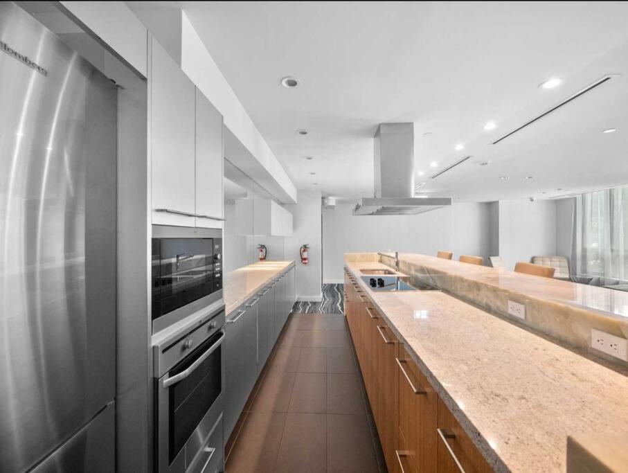 Cn Tower View With Free Parking, Pool, & More Amenities Toronto Exterior photo