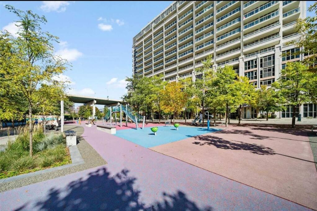 Cn Tower View With Free Parking, Pool, & More Amenities Toronto Exterior photo