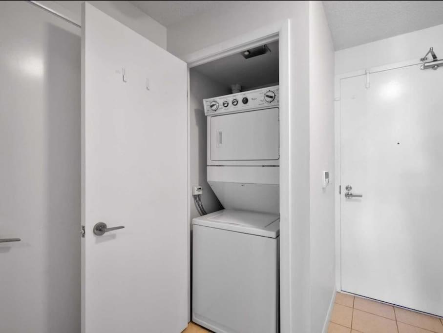 Cn Tower View With Free Parking, Pool, & More Amenities Toronto Exterior photo